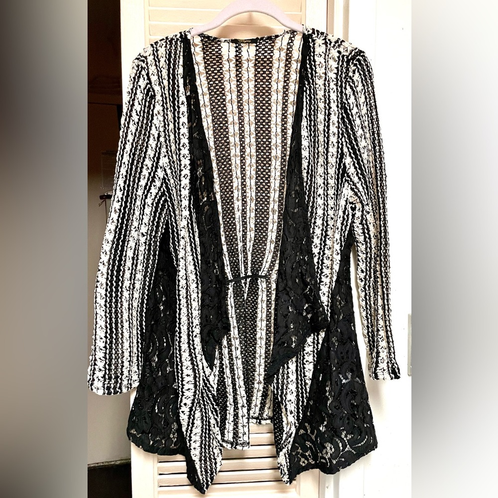 BLACK N WHITE KNIT/LACE JACKET OPEN FRONT 23”P 30”L WEAR W BLOUSE DRESS TOP/TANK